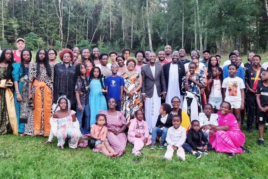 Abavubuka nga bali n’Owek. Ssaalongo Robert Sserwanga Abavubuka nga bali n’Owek. Ssaalongo Robert Sserwanga